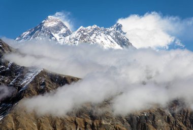 Everest Dağı ve Lhotse Dağı, Renjo Geçidi 'nden Everest ana kampına kadar uzanıyor ve üç geçiş yolu var, Khumbu Vadisi, Solu Khumbu, Sagarmatha Ulusal Parkı, Nepal Himalayas Dağları.