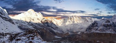 Annapurna Dağı 1 'in sabah panoramik manzarası Annapurna ana kampı, Nepal Himalayaları dağları, Annapurna çevresindeki patikalar