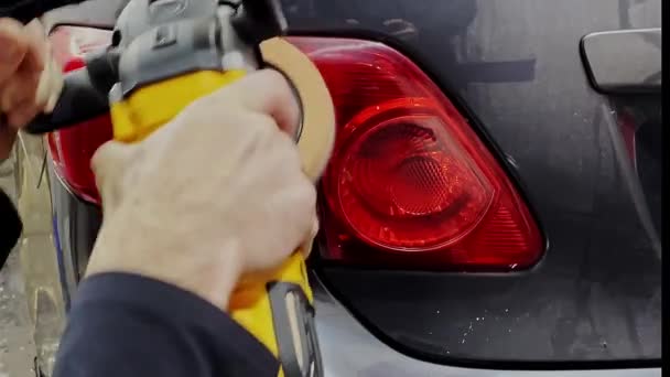 Caucasian Man Polishing Stoplights Car Using Yellow Polisher Clean Plastic — Stockvideo