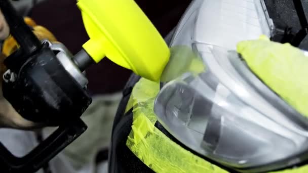 Caucasian Man Polishing Headlights Car Using Yellow Polisher Clean Plastic — Vídeo de stock