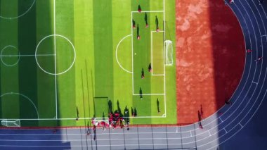 Öğrencilerin koştuğu yeni futbol stadyumunun hava manzarası. Yüksek kalite 4k görüntü
