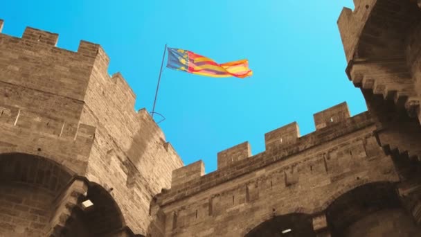 Valensiyalı Topluluğun Güzel Bayrağı Arka Planda Mavi Gökyüzü Olan Eski — Stok video