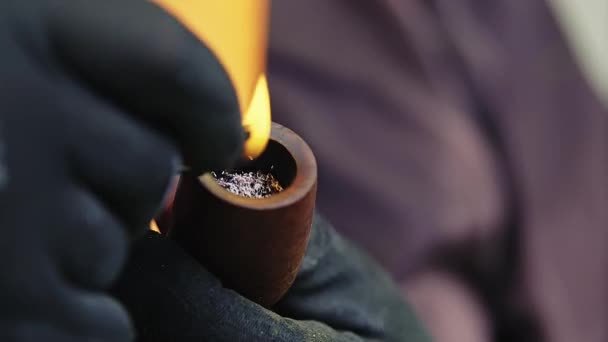 Siyah Eldiven Giyen Biri Ahşap Bir Pipo Yakıyor Tütün Dumanını — Stok video