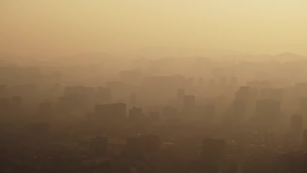 太陽の間の山の霧やスモッグの都市スカイビルの無人機の空中ビュー 旅行都市生活と汚染コンセプトBロール映像 高品質の4K映像 — ストック動画