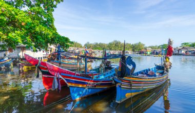 Bang Nara nehri, Narathiwat, Tayland boyunca demirlemiş tekne ve tekneleri olan balıkçıların evleri..