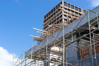 Parlak gökyüzü olan apartman veya apartman için çok katlı bina