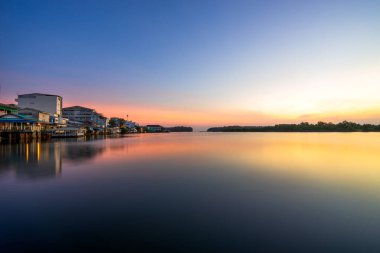 # Nehirde gün doğumu # # Nehrin yansımasıyla sabah #