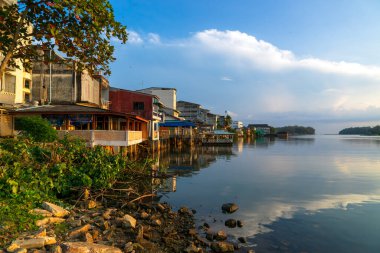 Narathiwat, Tayland - 10 Eylül 2023: Sabah Bang Nara nehri boyunca evler.