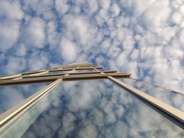 Vista Abajo Hacia Arriba Edificio Oficinas Moderno Contra Cielo Azul — Foto de Stock