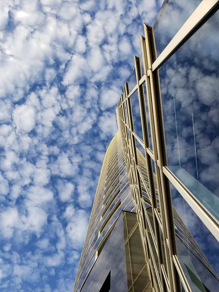 在蓝天和晴天白云的映衬下 俯瞰着一座现代化的办公楼 蓝白风格 — 图库照片