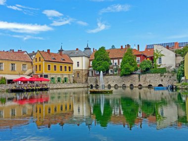 Avrupa 'nın güzel ve huzurlu bir köyü. İçinden bir nehir akıyor ve ortasında bir çeşme var. Köy renkli binalarla çevrili ve çok rahatlatıcı bir atmosferi var..