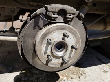Paslı bir araba fren diski ve merkez montajının beyaz arka planda izole edilmiş yakın plan görüntüsü. Otomotiv bölümü, araba tamiri ve bakım konsepti. Araç için yedek parça.