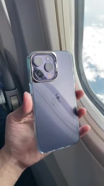 泰国普吉 2022年11月12日 乘客乘坐飞机时携带带有深紫色外壳的Iphone Pro Max — 图库视频影像