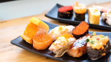 Chopstickli çeşitli suşi tabağı