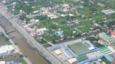 Nehir ve Köprüleri olan Riverside City 'nin havadan görüntüsü
