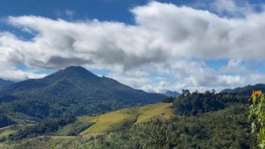 Majestic Mountain Timelapse: Yuvarlanan Bulutlar Çamurlu Vadilerin Üzerinde ve ortasında en iyi mobil fotoğrafçılıkla dosyalanmış