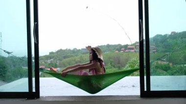 Lanta Adası, Krabi 'deki Dost Canlısı Bayan Rahatlatıcı Hamak Manzarası