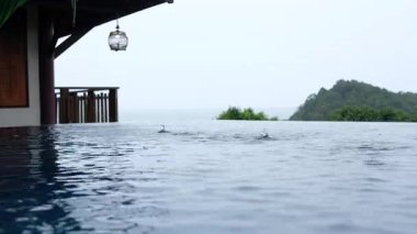 Lanta Krabi 'de Yağmur Damlası ve Okyanus Manzaralı Serene Yağmurlu Havuz Kenarı