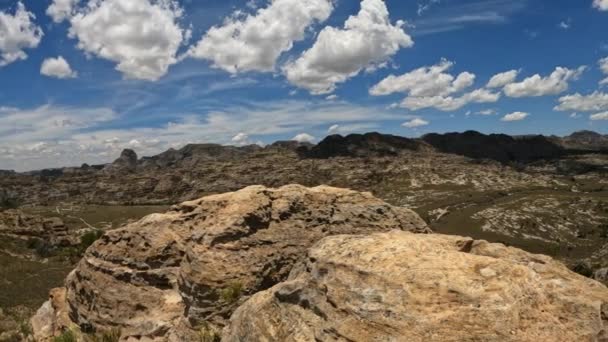 Isalo National Park Panoramautsikt Över Vildmarkslandskapet Med Vattenerosion Till Klipphällar — Stockvideo