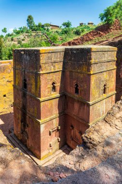 Aziz George 'un haç şeklinde taş yontulmuş kilisesi, Bete Giyorgis, UNESCO Dünya Mirası' nın bir parçası olan Lalibela 'daki monolitik kilise. Kilise, tek bir tuff taşından aşağı doğru oyulmuştu..