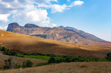 Andringitra Ulusal Parkı, Haute Matsiatra Bölgesi, Madagaskar, vadide nehri olan güzel dağ manzarası. Andringitra dağlarında yürüyüş. Güneşli bir gün. Madagaskar vahşi dağ manzarası.