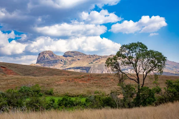 アンドリンギトラ国立公園 オートMatsiatra地域 マダガスカル 渓谷の川と美しい山の風景 アンドリンギトラ山脈でのハイキング 晴れた日 マダガスカルの荒野の山の風景 — ストック写真