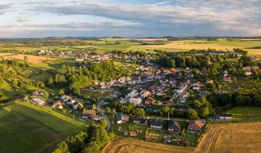 Çek Cumhuriyeti 'nin orta Avrupa köyü Puklice' nin panoraması. Orta Avrupa