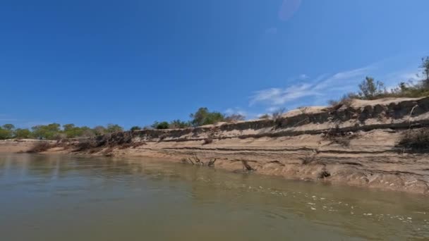 Explorando Beleza Natural Região Kivalo Madagascar Com Passeio Barco Panorâmico — Vídeo de Stock