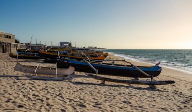 Kıyıda boş bir ahşap balıkçı teknesi, Madagaskar 'da günün bir sonraki avını bekliyor. Geleneksel ahşap balıkçı tekneleri Anakao, Toliara, Madagaskar sahillerinde.