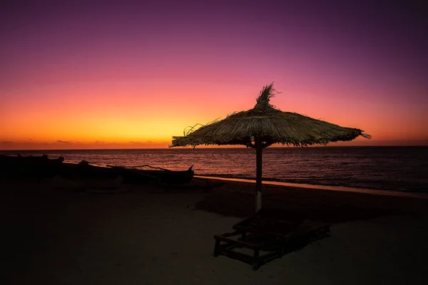 Vivace Cielo Rosso Tramonto Sulla Spiaggia Anakao Madagascar Con Ombrellone — Foto Stock