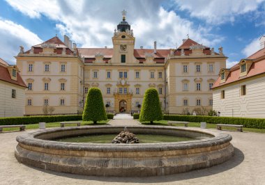 VALTICE, CZECH Cumhuriyet - 7 Mayıs 2023: Chateau Valtice, Lednice-Valtice Kültür Peyzajı, UNESCO 'nun Dünya Mirası Alanı. Valtice, Orta Avrupa 'nın en etkileyici barok konutlarından biridir..