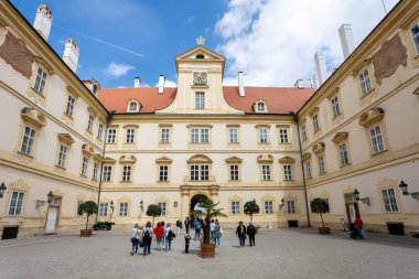 VALTICE, CZECH Cumhuriyet - 7 Mayıs 2023: Chateau Valtice, Lednice-Valtice Kültür Peyzajı, UNESCO 'nun Dünya Mirası Alanı. Valtice, Orta Avrupa 'nın en etkileyici barok konutlarından biridir..