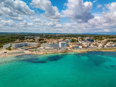 Mallorca İspanya 'nın Balear Adaları' ndaki Can Picafort şehir ve sahil insansız hava aracı manzarası. Tatil kavramı.