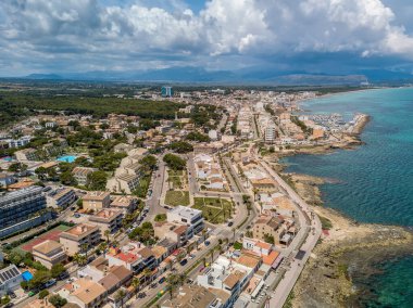 Mallorca İspanya 'nın Balear Adaları' ndaki Can Picafort şehir ve sahil insansız hava aracı manzarası. Tatil kavramı.