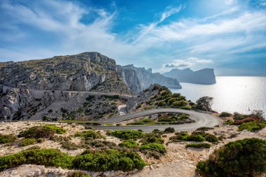 Kaptan Formentor 'un uçurumundaki deniz fenerine giden dar bir yol. Balear Adaları Mallorca İspanya. Tatil konsepti. Mallorca 'da en çok ziyaret edilen yerlerden biri.