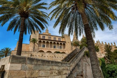 La Seu katedralinin yanındaki La Almudaina Kraliyet Sarayı. İspanyol kraliyet ailesinin resmi konutlarından biri. Mallorca Şehri 'nden. Balear Adaları İspanya. Seyahat acentası tatil kavramı.
