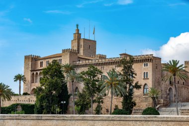 La Seu katedralinin yanındaki La Almudaina Kraliyet Sarayı. İspanyol kraliyet ailesinin resmi konutlarından biri. Mallorca Şehri 'nden. Balear Adaları İspanya. Seyahat acentası tatil kavramı.