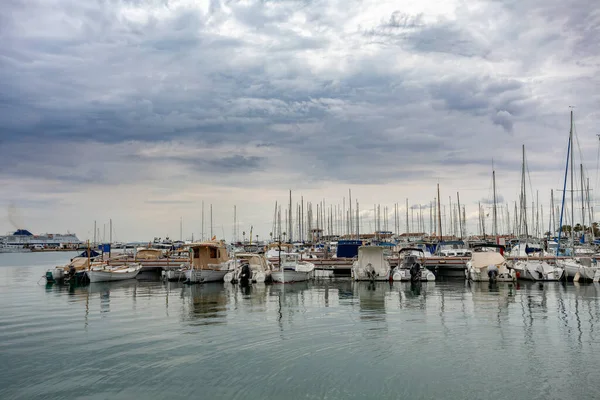 Anchored Ships Port Alcudia Overcast Morning Weather Balearic Islands Mallorca — Stock Photo, Image