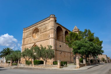 Mallorca 'nın en büyük kiliselerinden biri olan Sant Pere (Parroquia de Sant Pere) eski tarihi kilisesi Petra' nın küçük bir köyündedir. Mallorca. Balear Adaları İspanya.