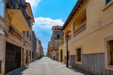 Eski Petra köyünün huzurlu bir manzarası, eski cephelerle dolu boş dar bir sokak, bu Akdeniz mücevherinin zamansız cazibesini koruyor. Balear Adaları İspanya.
