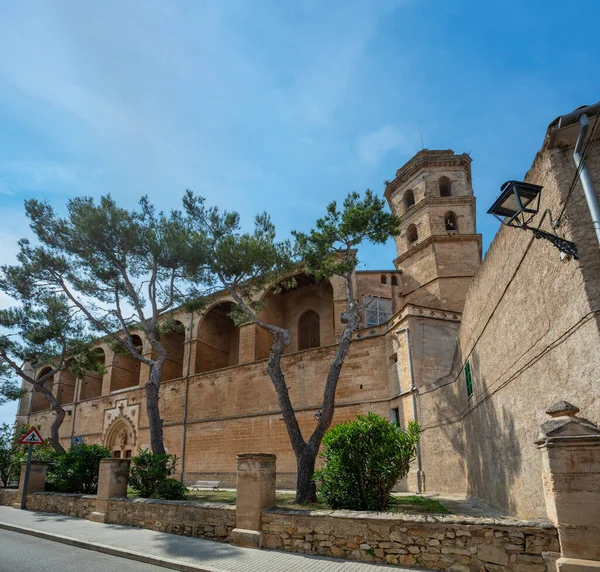 Mallorca 'nın en büyük kiliselerinden biri olan Sant Pere (Parroquia de Sant Pere) eski tarihi kilisesi Petra' nın küçük bir köyündedir. Mallorca. Balear Adaları İspanya.