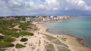 Mallorca İspanya 'nın Balear Adaları' ndaki Can Picafort şehir ve sahil insansız hava aracı manzarası. Tatil kavramı.