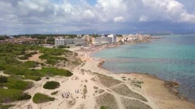 Mallorca İspanya 'nın Balear Adaları' ndaki Can Picafort şehir ve sahil insansız hava aracı manzarası. Tatil kavramı.