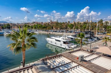 Başkent Palma de Mallorca limanının manzarası. Mavi gökyüzü güneşli. Balear Adaları Mallorca İspanya.