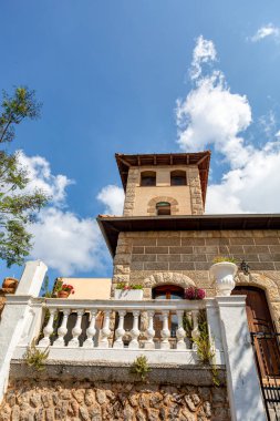 Valldemossa 'da dar bir sokakta bir sürü çiçek var. Mimari hazineler - Valldemossa 'nın tarihi merkezi ve Akdeniz mimarisinin büyüsü. Balear Adaları Mallorca İspanya.