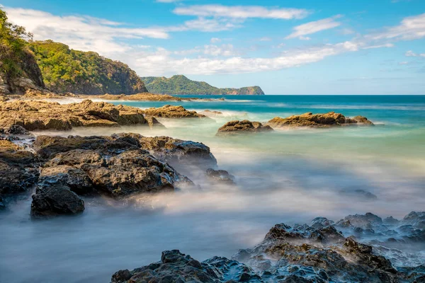 Larga Exposición Olas Oceánicas Pacíficas Roca Playa Ocotal Coco Costa —  Fotos de Stock