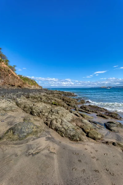 岩の多い海岸 コスタリカの太平洋の波を持つプラヤコタル 有名なシュノーケリングビーチ 絵のような楽園熱帯の風景 Pura Vidaのコンセプト エキゾチックな熱帯国への旅行 — ストック写真