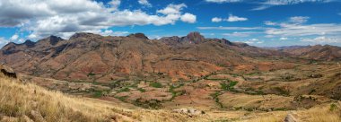 Andringitra Ulusal Parkı, Haute Matsiatra Bölgesi, Madagaskar, vadide nehri olan güzel dağ manzarası. Andringitra dağlarında yürüyüş. Güneşli bir gün. Madagaskar vahşi dağ manzarası.