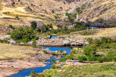 Andringitra Ulusal Parkı, Haute Matsiatra Bölgesi, Madagaskar, vadide nehri olan güzel dağ manzarası. Andringitra dağlarında yürüyüş. Güneşli bir gün. Madagaskar vahşi dağ manzarası.