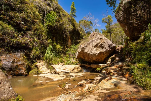 Isalo Ulusal Parkı, Ihorombe Bölgesi. Su erozyonunun kayalık çıkıntılara, yaylalara, geniş ovalara ve derin kanyonlara dönüştüğü vahşi doğa manzarası. Güzel Madagaskar manzarası.